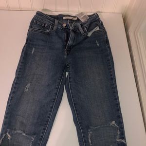 Ripped skinny jeans. 24 (0).